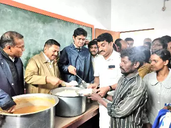 മഴയോടൊപ്പം കുളിർകാറ്റും; പുറത്തിറങ്ങാൻ മടിച്ച് ജനം