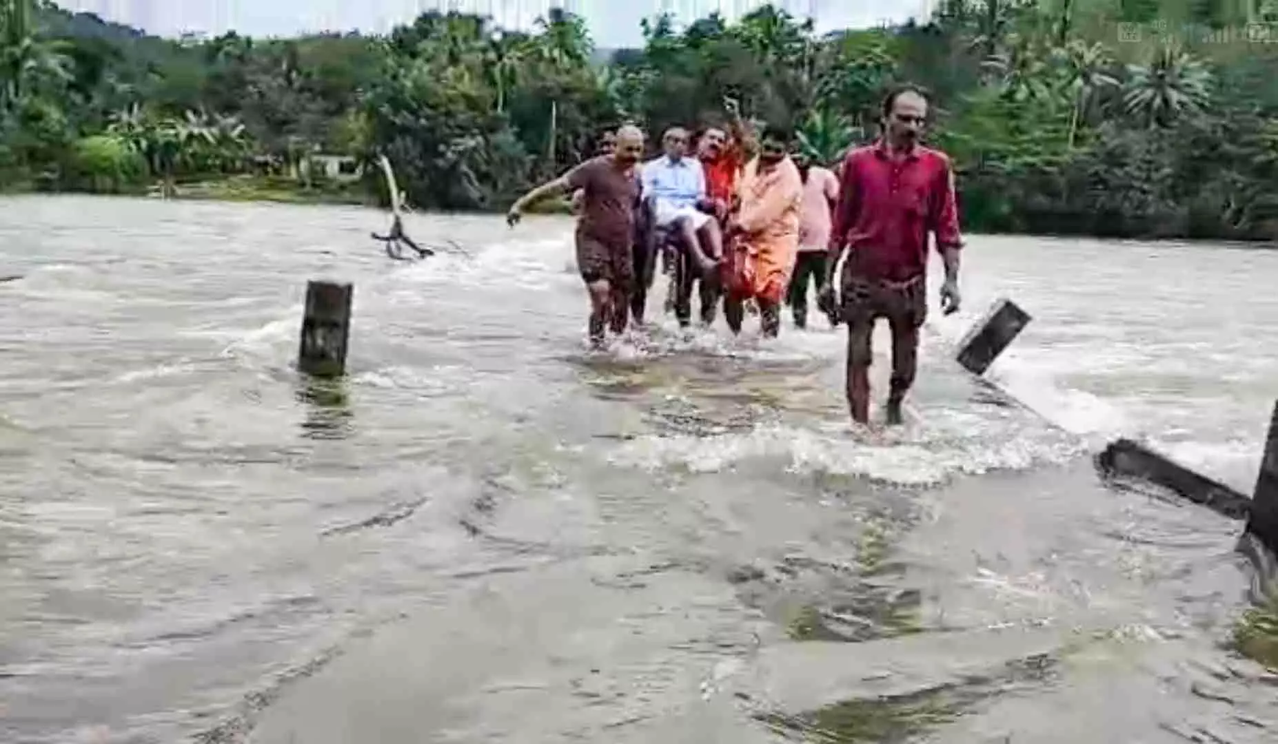 വെള്ളംമൂടി കോസ് വേ  വയോദമ്പതികളെ സാഹസികമായി എത്തിച്ച് അടിയന്തര ചികിത്സ