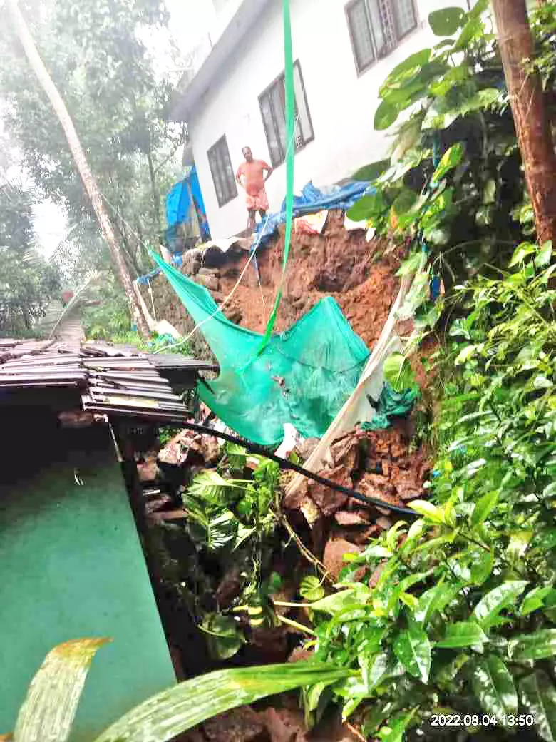 മഴയിൽ മണ്ണിടിഞ്ഞ് വീടിന് ഭീഷണി