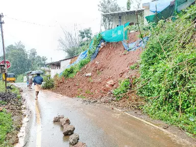 സംരക്ഷണഭിത്തി ഇടിയുന്നത് റോഡിനും വീടുകൾക്കും ഭീഷണി