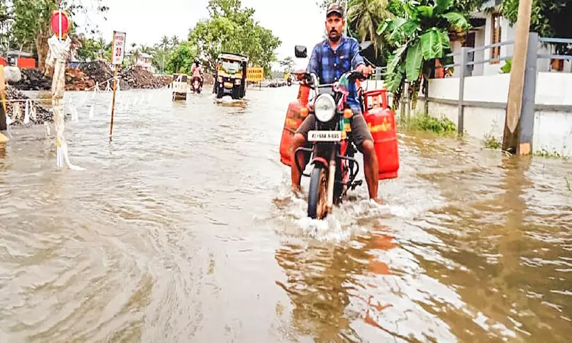 വേലിയേറ്റത്തിൽ മുങ്ങി കുട്ടനാട്; പ്രധാന പാതകളിൽ വെള്ളം കയറി