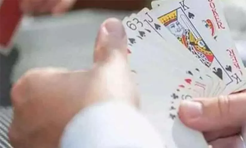 Playing cards with cash on the bus; Six people were arrested