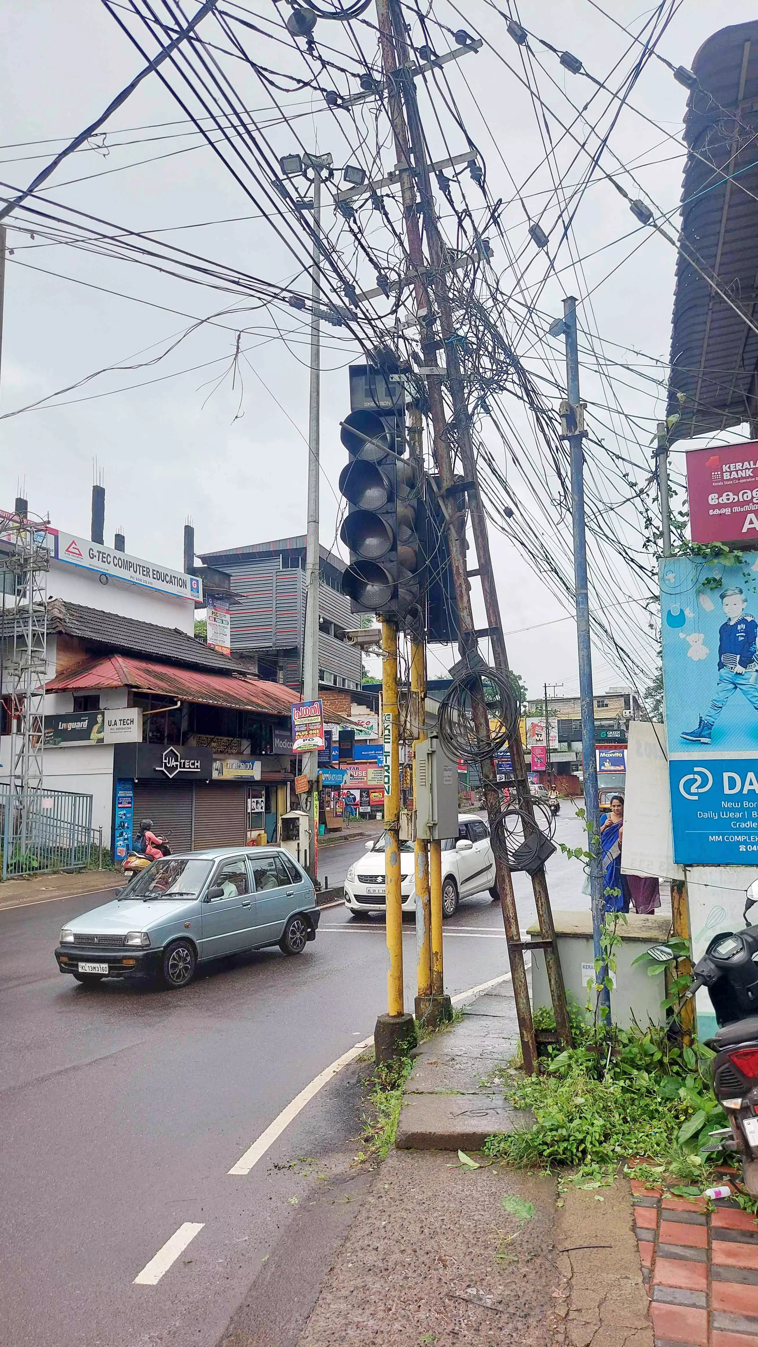 ശ്രീകണ്ഠപുരത്ത് സിഗ്നൽ ലൈറ്റ് കണ്ണടച്ചിട്ട് രണ്ടാഴ്ച