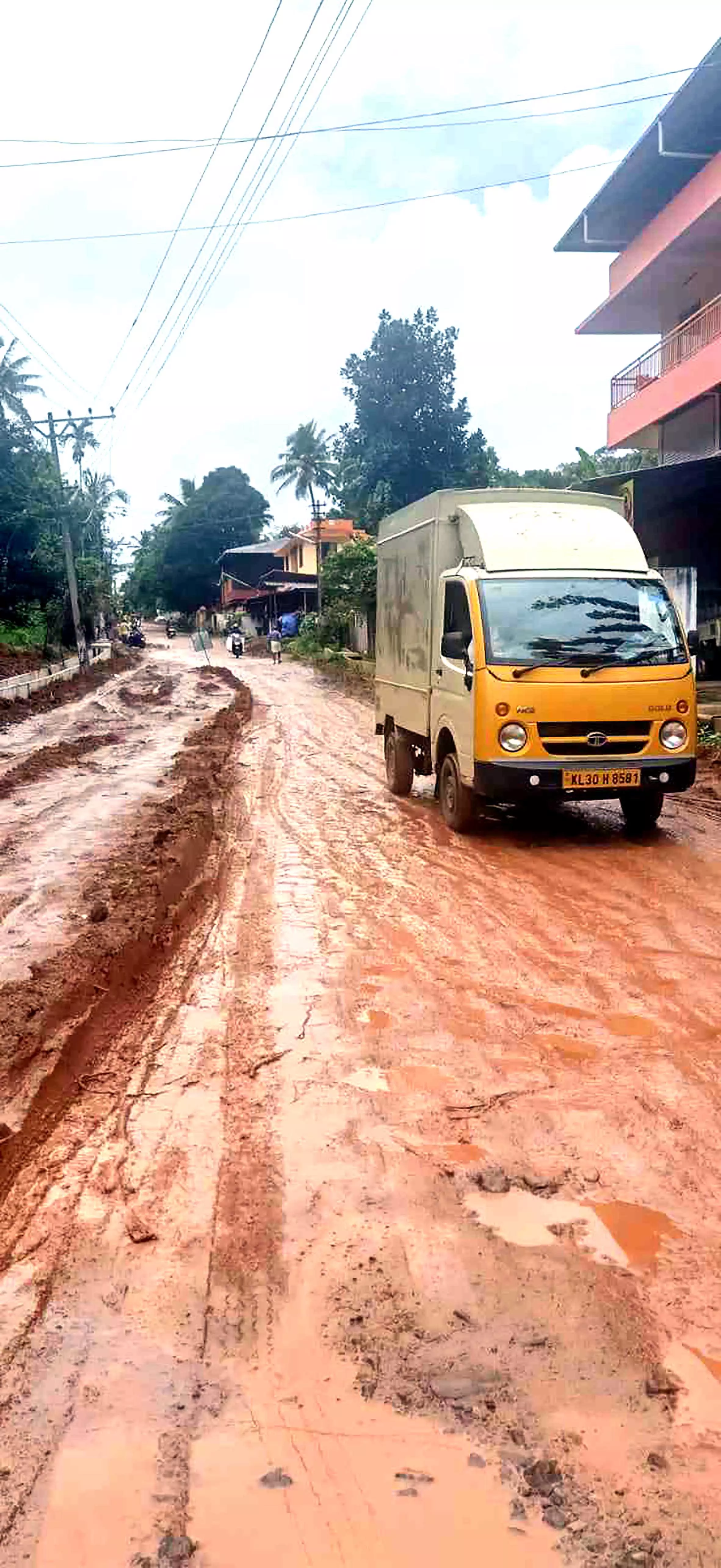 ചളിക്കുളമായി കടമ്മനിട്ട റോഡ്