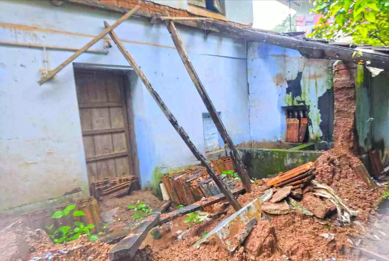 മഴയിൽ രണ്ട് വീടുകൾ തകർന്നു