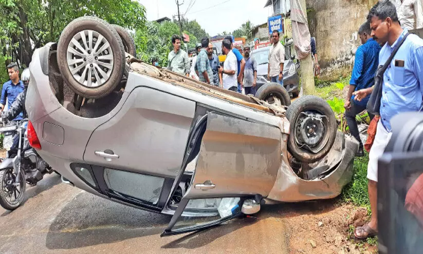 കാർ നിയന്ത്രണം വിട്ട് തലകീഴായി മറിഞ്ഞ് ഒരാൾക്ക് പരിക്ക്