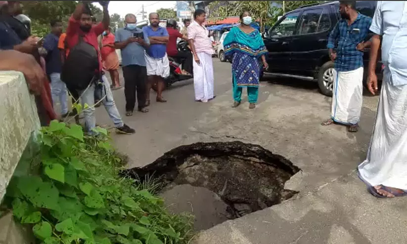 വാഹനങ്ങൾ കടന്നുപോകുന്നതിനിടെ പരുമല പാലം അപ്രോച്ച് റോഡിൽ വൻ ഗർത്തം; യാത്രക്കാർ രക്ഷപ്പെട്ടത് തലനാരിഴക്ക്