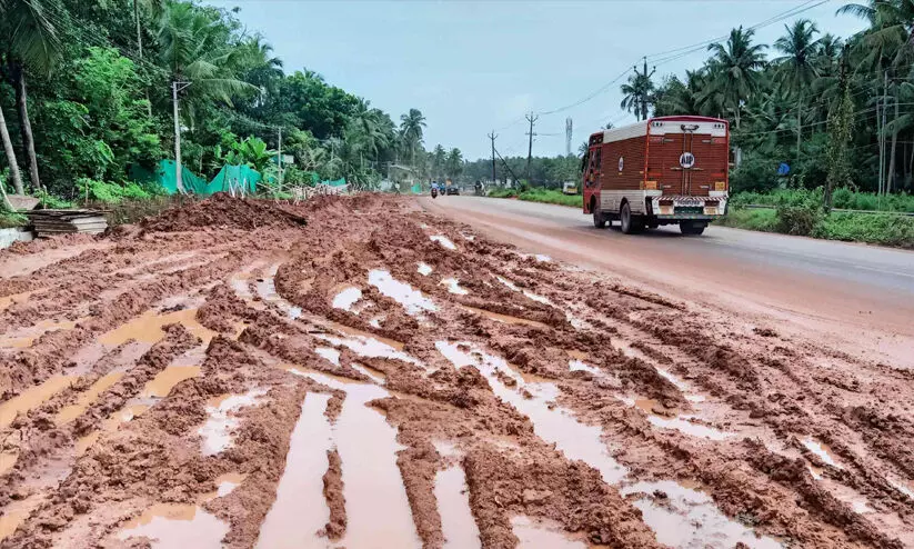 ഉഴുതുമറിച്ച വയൽ അല്ല; ഇത് ദേശീയപാതയോരം