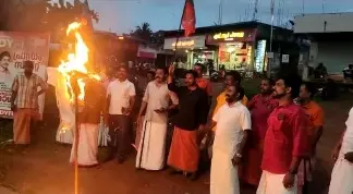 കോലം കത്തിച്ചു