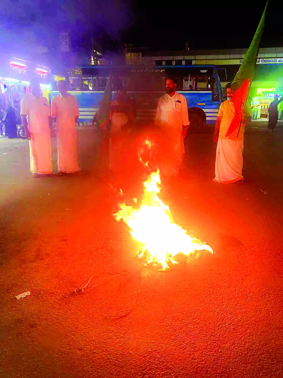 കെ.ടി. ജലീലിന്‍റെ കോലം കത്തിച്ചു