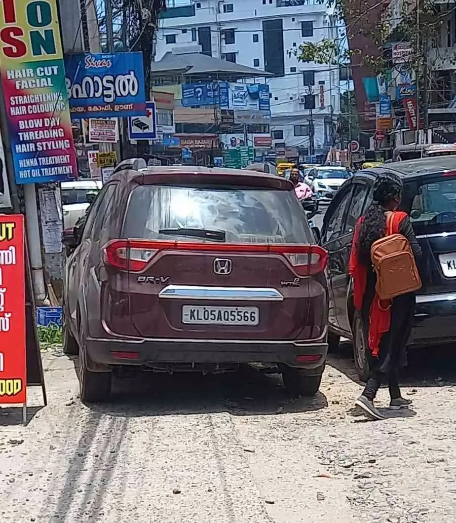 തെരുവു കച്ചവടവും അനധികൃത പാർക്കിങ്ങും ദുരിതമാകുന്നു