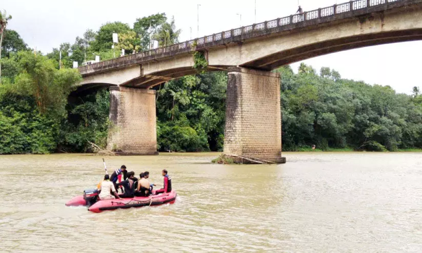 കുന്നത്തൂർ പാലത്തിൽനിന്ന് വിദ്യാർഥിനി കല്ലട ആറ്റിൽ ചാടി; തിരച്ചിൽ വിഫലം