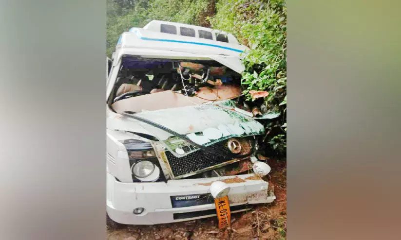 വിനോദ സഞ്ചാരത്തിനെത്തിയവർ സഞ്ചരിച്ച ട്രാവലര്‍ മതിലിലിടിച്ചു; നിരവധിപേര്‍ക്ക് പരിക്ക്