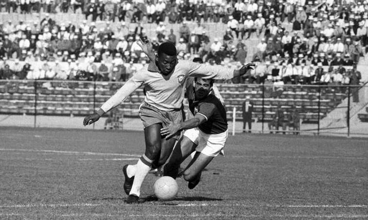 Pelé receives up  and Brazil Pele stands up  and Brazil