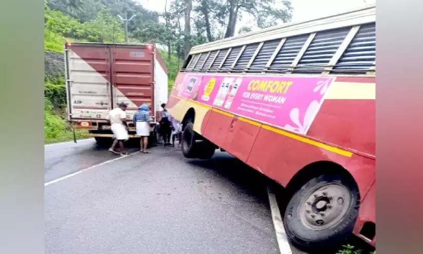 കെ.എസ്.ആർ.ടി.സി ബസും ലോറിയും കൂട്ടിയിടിച്ചു; യാത്രക്കാർ പരിക്കില്ലാതെ രക്ഷപ്പെട്ടു