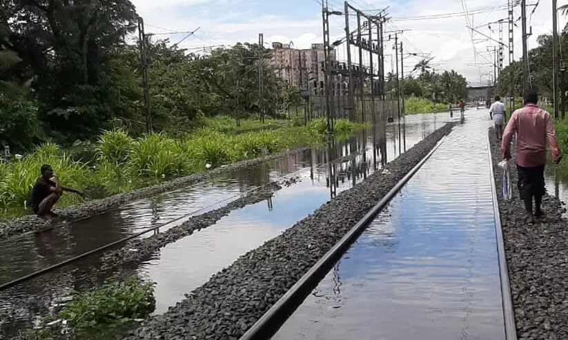 എറണാകുളത്തെ കനത്ത മഴ: വിവിധ ട്രെയിനുകൾക്ക് നിയന്ത്രണം