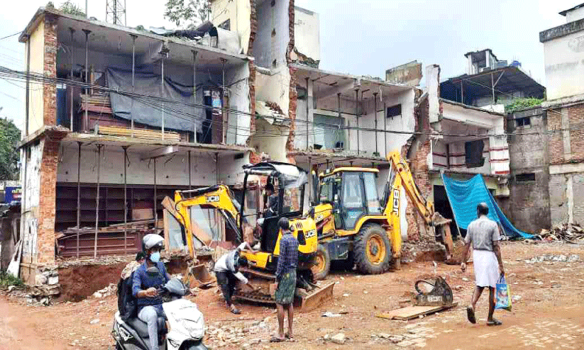 കെട്ടിടങ്ങൾ പൊളിക്കുന്നത് സുരക്ഷാ മാനദണ്ഡങ്ങളില്ലാതെ