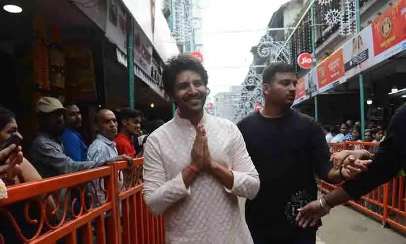 Karthik Aryan visited Lalbagcha Raja on Ganesh Chaturthi Day