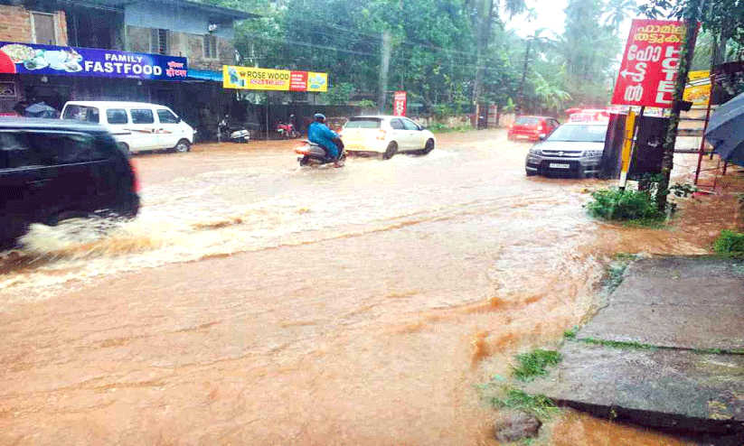 മഴ ശക്തം; ദേശീയപാതയിൽ പല ഇടങ്ങളിലും വെള്ളം കയറി