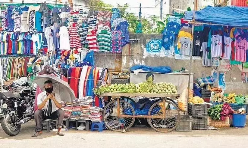 കലക്ടറുടെ ഉത്തരവ് പാഴായി: ഒഴിയാതെ തെരുവു കച്ചവടക്കാർ