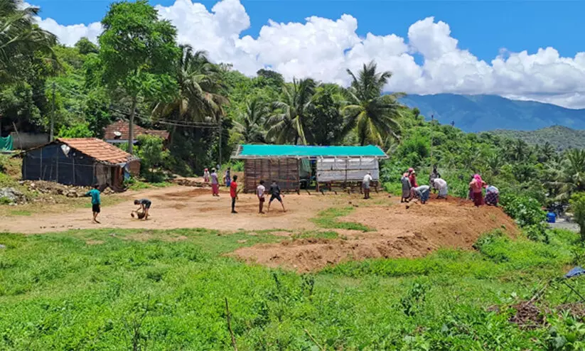 അഗളി പൊലീസ് സ്റ്റേഷന് സമീപവും ആദിവാസി ഭൂമി കൈയേറിയതായി പരാതി