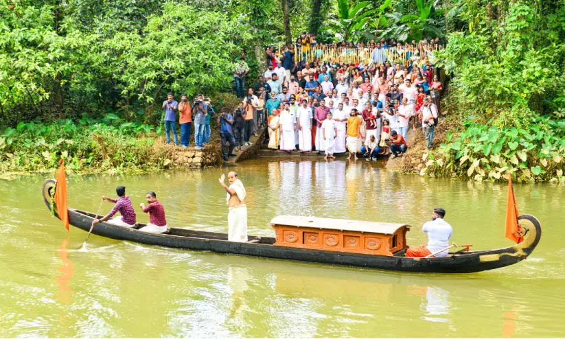 തിരുവോണത്തോണിയേറാൻ മങ്ങാട്ടുഭട്ടതിരി പുറപ്പെട്ടു