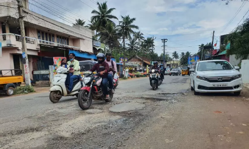 ദേ​ശീ​യ​പാ​ത​യി​ൽ കു​ഴി​ക​ൾ വ​ർ​ധി​ക്കു​ന്നു