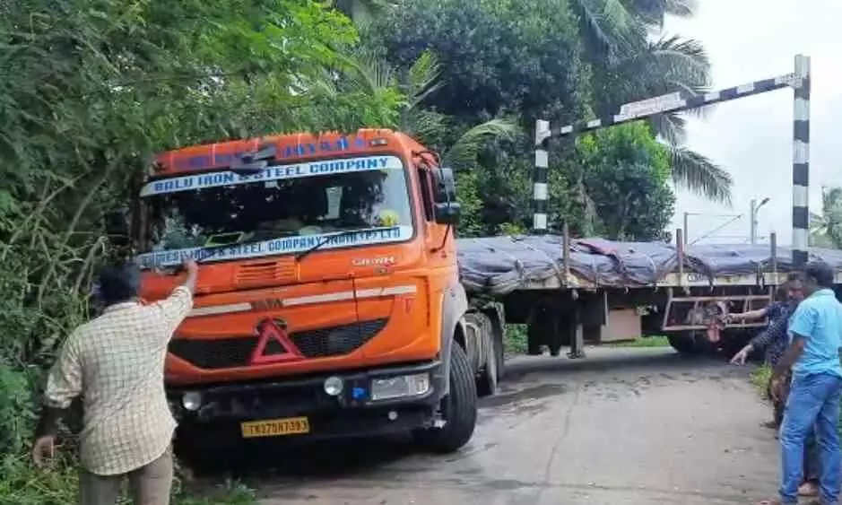 ഗൂഗിൾ മാപ്പ് നോക്കി വന്ന ട്രെയിലർ വഴിയിൽ കുടുങ്ങി; ഗതാഗതം നിലച്ചു