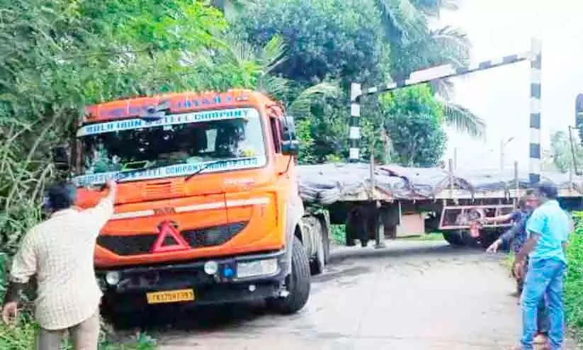 ഗൂഗിൾ മാപ്പ് കുടുക്കി; ട്രെയിലർ വഴിയിൽ