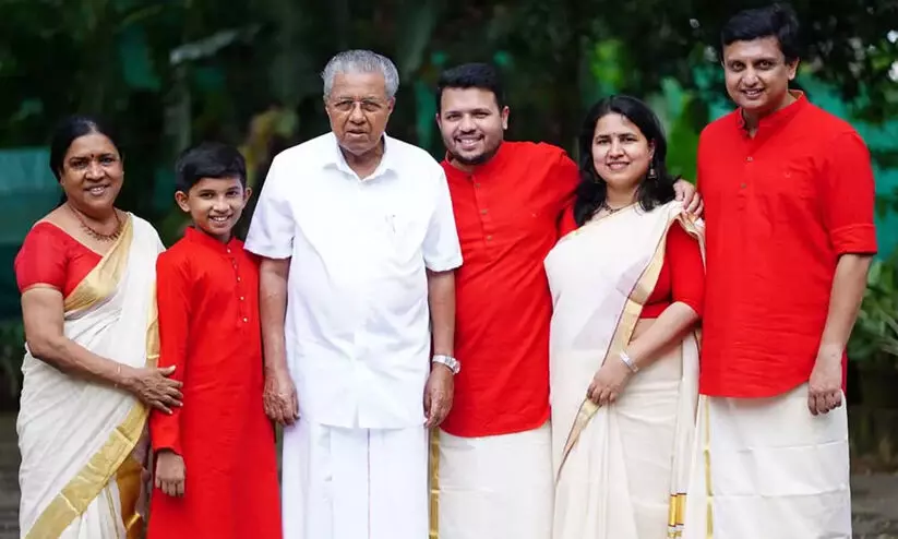 ചുവപ്പണിഞ്ഞ് റിയാസും മറ്റു കുടുംബാംഗങ്ങളും; ഓണത്തിനും തൂവെള്ളയിൽ തിളങ്ങി മുഖ്യമന്ത്രി