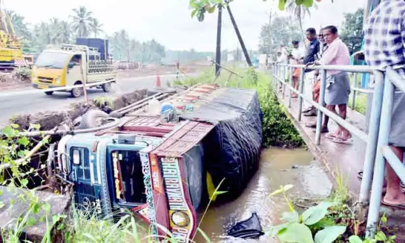 കരിമ്പനത്തോട്ടിലേക്ക് ലോറി മറിഞ്ഞു