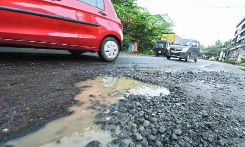 നഗര റോഡുകളിൽ വാരിക്കുഴികൾ; ദേ​ശീ​യ​പാ​ത​യി​ലും ബൈ​പാ​സി​ലും ഇ​ട​റോ​ഡി​ലു​മെ​ല്ലാം കു​ഴി​ക​ൾ നി​റ​ഞ്ഞു