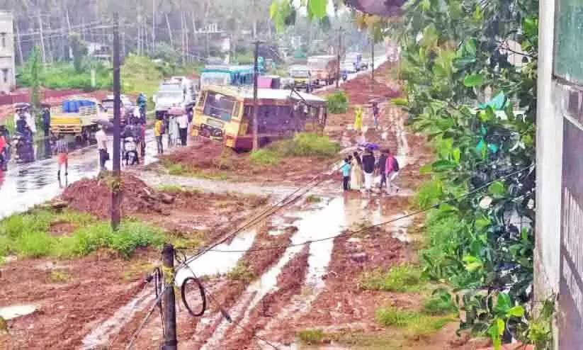 കെ.എസ്.ആർ.ടി.സി ബസ് റോഡിൽനിന്ന് തെന്നിമാറി