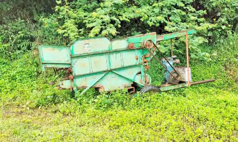 സൂക്ഷിക്കാൻ ഇടമില്ല കാർഷികയന്ത്രങ്ങൾ നശിക്കുന്നു