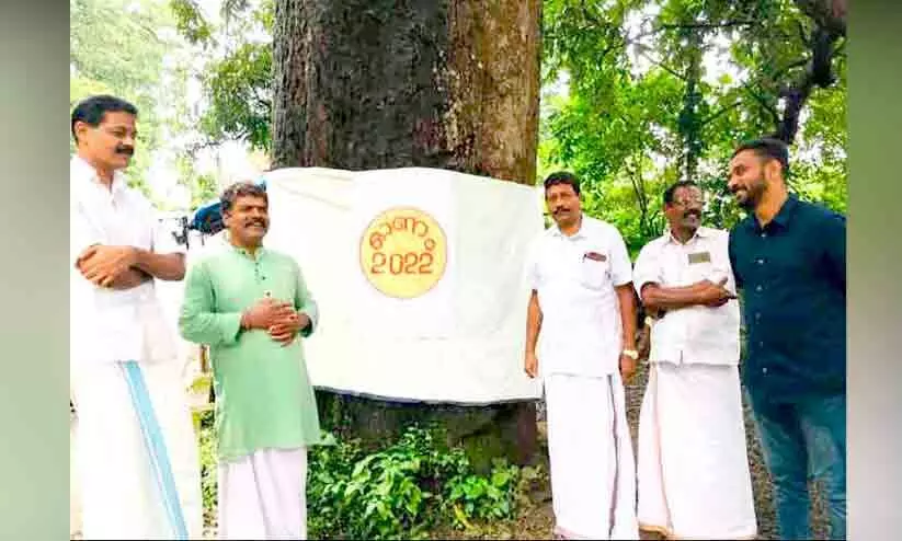 Onakodi for the old tree of Peruvanthanam