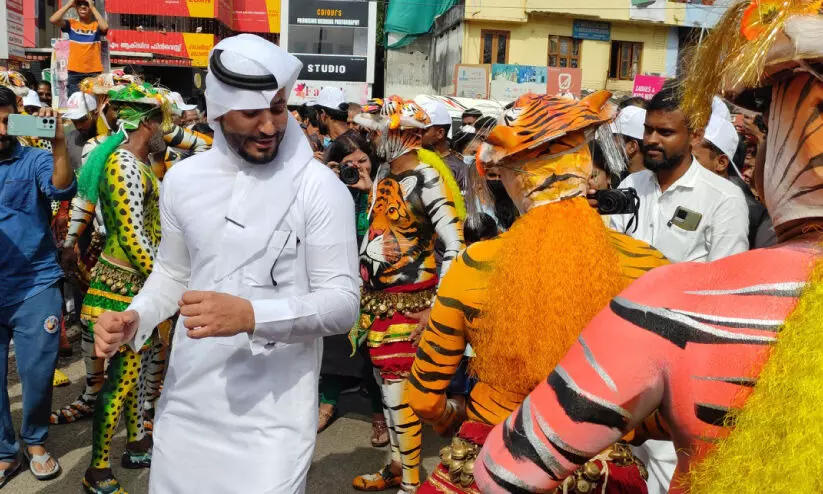 ഡ്യൂപ്ലിക്കേറ്റല്ല ഒറിജിനൽ; പുലിക്കളിക്കിടെ താരമായി അറബ് യുവാവ്