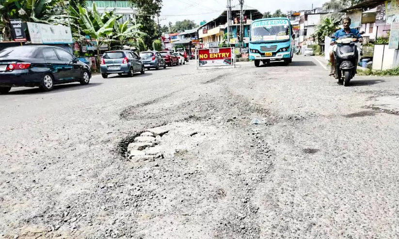 പു​ക്കാ​ട്ടു​പ​ടി റോ​ഡി​ലെ കു​ഴി അ​പ​ക​ട​ക്കെ​ണി