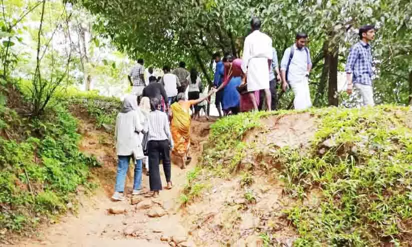 സഞ്ചാരികൾക്ക് ദുരിതം; കരിയാത്തും പാറയിൽ അടിസ്ഥാന സൗകര്യങ്ങളില്ല