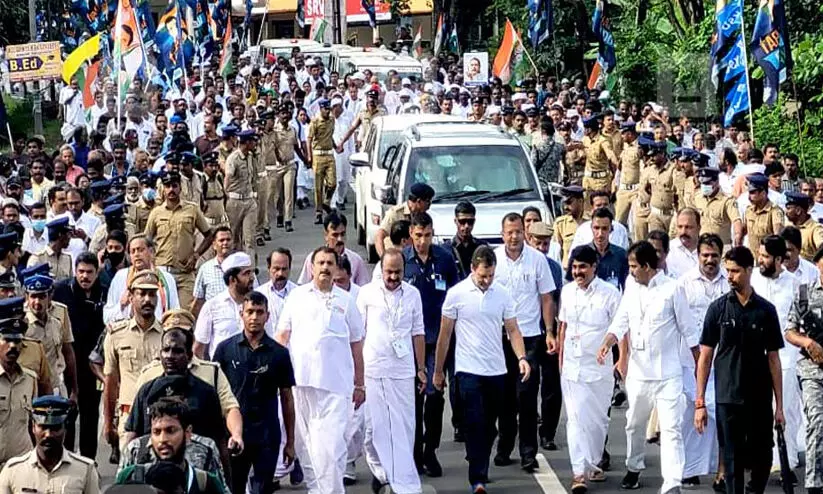 ഭാരത് ജോഡോ യാത്രയിൽ ഐ ഗ്രൂപ്പ് നേതാക്കളുടെ ചിത്രമില്ല; ഫോണില്‍ പൂരതെറിവിളി