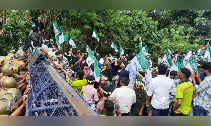 നാക് സന്ദര്‍ശനത്തിനിടെ കാലിക്കറ്റ് സർവകലാശാലയിലേക്ക് എം.എസ്.എഫ് ലോങ് മാര്‍ച്ച്