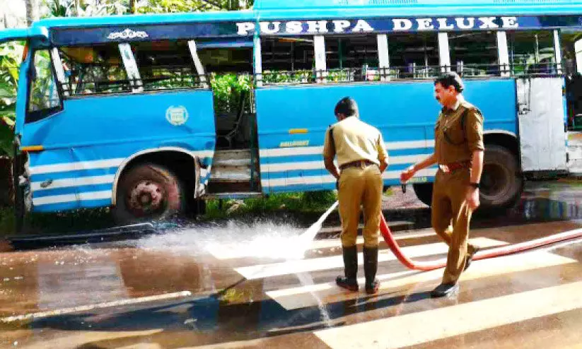 നിർത്തിയിട്ട ബസിനു പിന്നിൽ ബസിടിച്ച് 50ഓളം പേർക്ക് പരിക്ക്