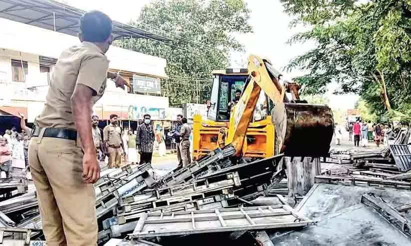 ഇടി വെട്ടുന്ന ശബ്ദം: ചോരക്കളമായി ദേശീയപാത