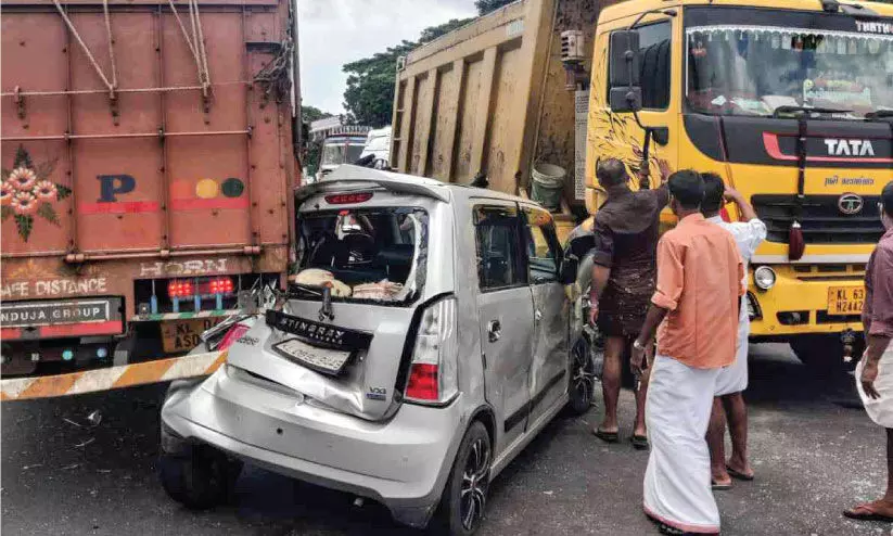 അടിപ്പാത നിർമാണ സ്ഥലത്ത് വീണ്ടും അപകടം; ലോറികൾക്കിടയിൽ കാർ ഞെരിഞ്ഞമർന്നു