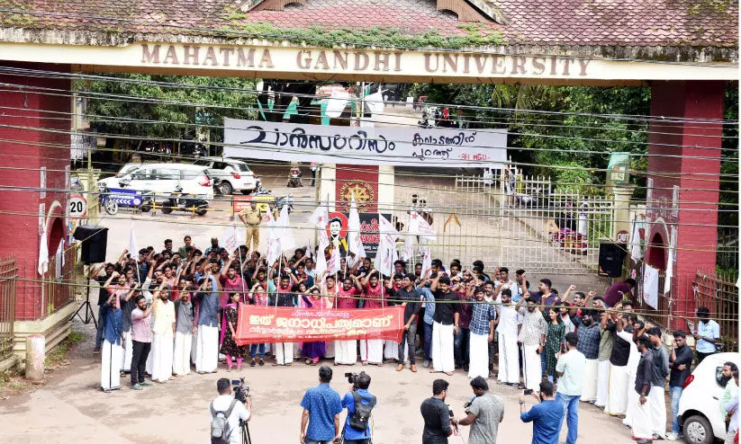 SFI banner against Governor in MG University