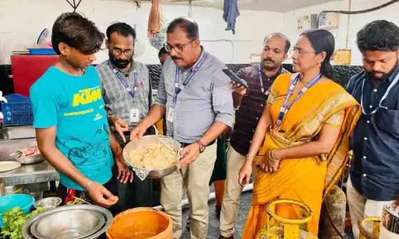 കുമ്പളയിൽ ആരോഗ്യവകുപ്പിന്റെ പരിശോധന; ഹോട്ടൽ അടപ്പിച്ചു