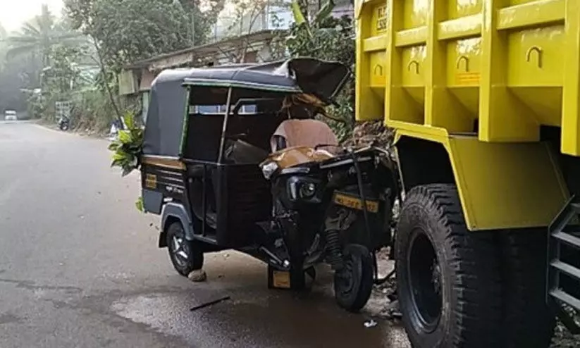 ഡയാലിസിസിന് പോകവെ ഓട്ടോ ടിപ്പറിന്‌ പിന്നിലിടിച്ച് വൃക്ക രോഗി മരിച്ചു