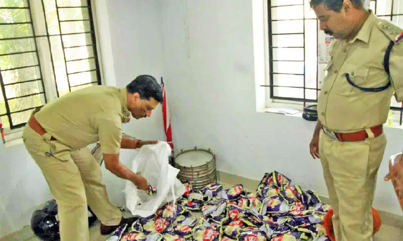 കാറിൽ കടത്തിയ ലഹരി ഉൽപന്നങ്ങൾ പിടികൂടി