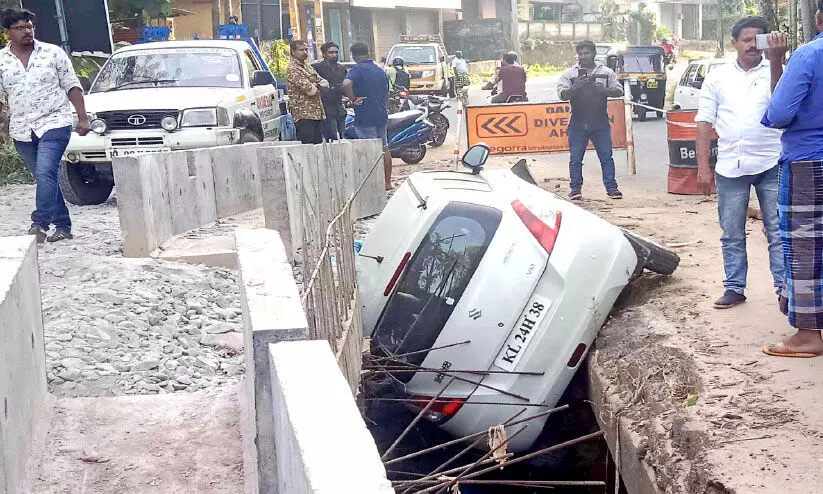 പെരുങ്ങള്ളൂരിൽ വീണ്ടും വാഹനാപകടം; കാർ കുഴിയിലേക്ക്​ മറിഞ്ഞു