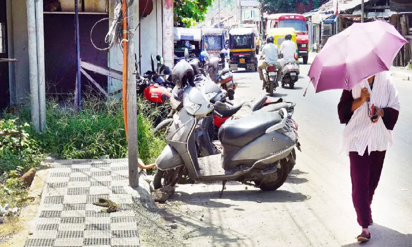 കല്ലായി റോഡിൽ കഷ്ടപ്പാടായി ഓട നിർമാണം