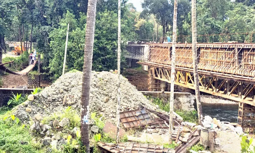 വളയഞ്ചാലിൽ പാലം നിർമാണം ഇഴയുന്നു; തീരാതെ യാത്രദുരിതം